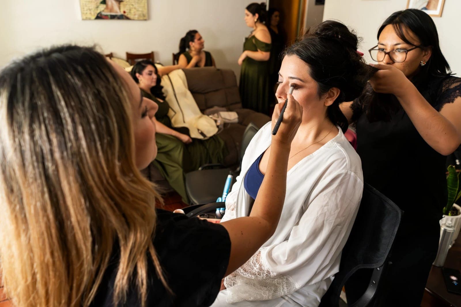Equipo de Staff Novios preparando en simultáneo a la novia y su círculo en una boda real