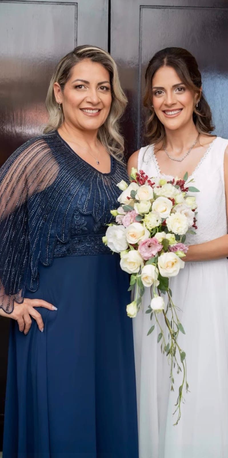 Novia junto a su madre con el ramo, ambas preparadas para la ceremonia