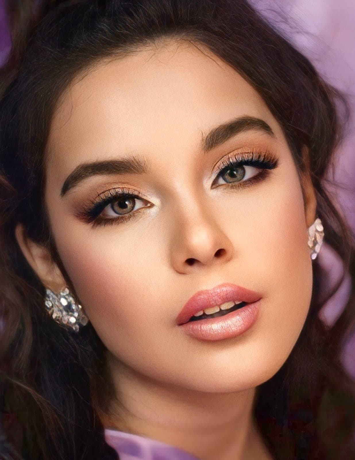Primer plano de beauty nupcial de alta definición: ojos definidos y piel luminosa para cámara